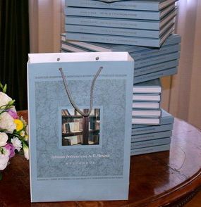 Презентация альбома «Личная библиотека А.П. Чехова. Избранное». Научный руководитель проекта - зав. лабораторией филологии ИСЭГИ ЮНЦ РАН, доктор филологических наук М.Ч. Ларионова. Презентация альбома «Личная библиотека А.П. Чехова. Избранное». Научный руководитель проекта - зав. лабораторией филологии ИСЭГИ ЮНЦ РАН, доктор филологических наук М.Ч. Ларионова.