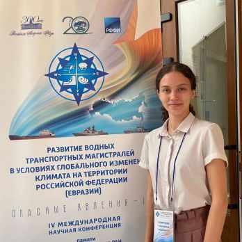 Старший лаборант ЮНЦ РАН Екатерина Смирнова исследует особенности формирования сообществ макрозообентоса в зоне смешения морских и речных вод.